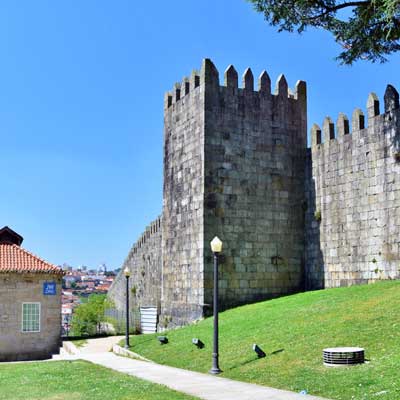 Крепостные стены, воздвигнутые в 14 столетиии, когда-то окружали исторический центр Порту