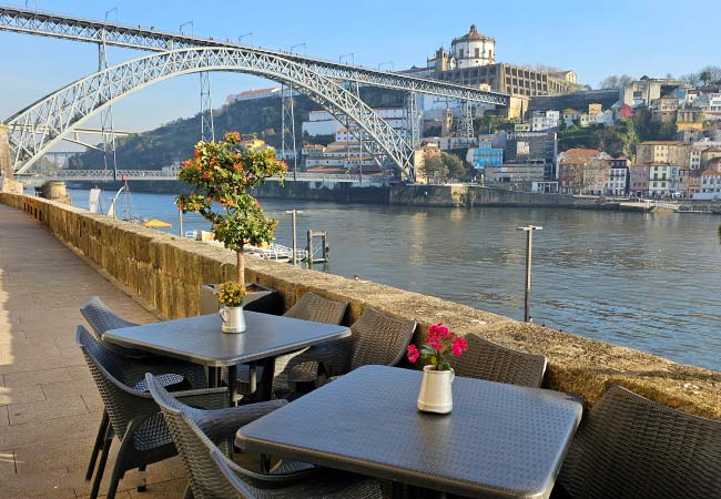Ein romantisches Essen mit Blick auf die Brücke Ponte Luís I.