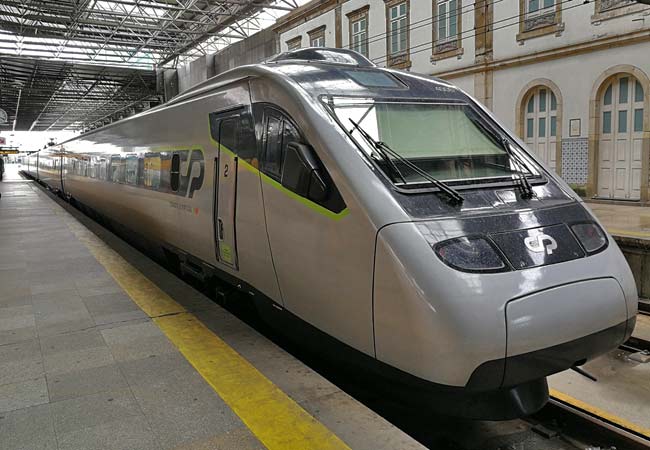Il treno espresso tra Porto e l'Algarve è veloce e moderno