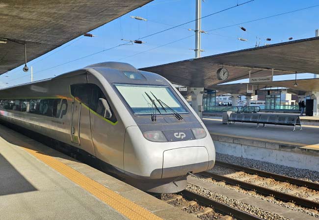 Der Alfa Pendular-Zug von Porto nach Coimbra