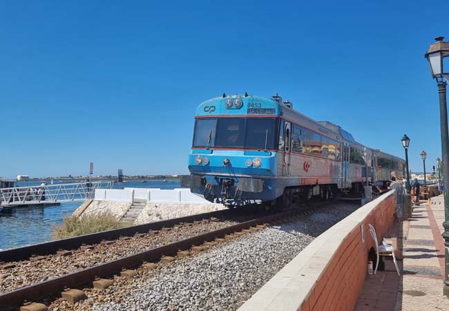 El tren regional del Algarve a su paso por Faro.