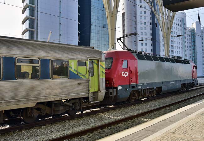 El tren Intercidades (interurbano) hacia Faro llegando a la Estación  Oriente en Lisboa.