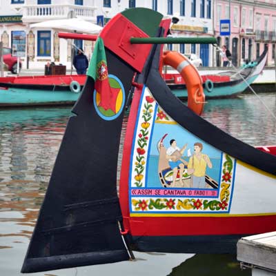 Aveiro słynie ze swoich kolorowych łodzi